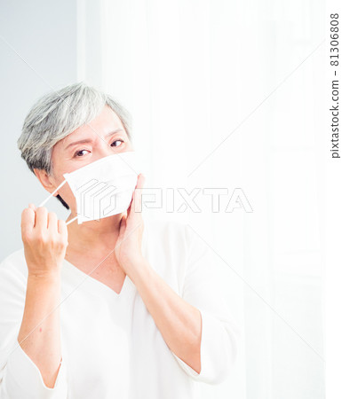 一名亞洲成熟女性在武漢肺炎爆發期間接受了手術。 強毒及疾病防護，居家隔離。 冠狀病毒病。 81306808