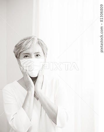 一名亞洲成熟女性在武漢肺炎爆發期間接受了手術。 強毒及疾病防護，居家隔離。 冠狀病毒病。 81306809