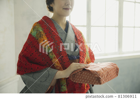 Kimono woman furoshiki 81306911
