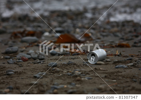 Empty cans launched on the beach 81307347