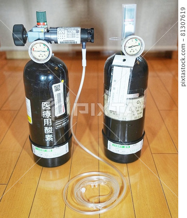 Home oxygen cylinders and masks for medical use 81307619