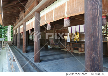 諏訪大社（下神社）沒有本宮。相反，在晴宮，古老的杉樹被用作神樹。 81308180