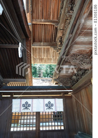 Suwa Taisha Shrine (lower shrine) does not have a main shrine. Instead, in Harumiya, the old Sugi tree is used as a sacred tree. Suwa Taisha Shrine (lower shrine) does not have a main shrine. Instead, in Harumiya, the old Sugi tree is used as a sacred tree. 81308186