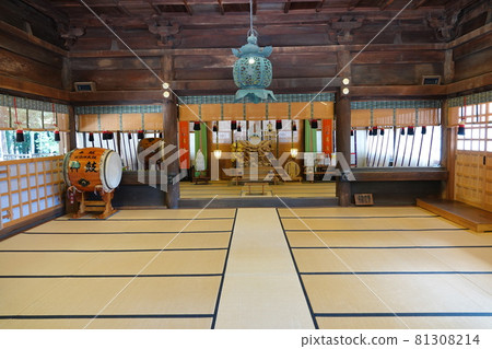 Suwa Taisha Shrine (lower shrine) does not have a main shrine. Instead, in Harumiya, the old Sugi tree is used as a sacred tree. Suwa Taisha Shrine (lower shrine) does not have a main shrine. Instead, in Harumiya, the old Sugi tree is used as a sacred tree. 81308214