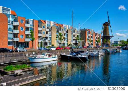 View of the harbour of Delfshaven and the old grain mill De Destilleerketel. Rotterdam, Netherlands 81308908