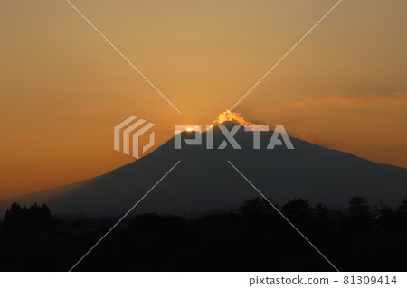 Evening view of Mt. Iwaki, Aomori Prefecture 81309414