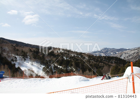 從萬座溫泉滑雪場眺望群山美景 從萬座溫泉滑雪場眺望群山美景 81310443