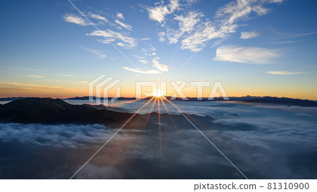 谷川山頂的清晨景色,雲海和日出 谷川山頂的清晨景色,雲海和日出 81310900