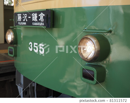 停在藤澤站的江之島電鐵300系車輛“355” 81311572