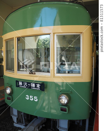 Enoshima Electric Railway 300 series train "355" stopped at Fujisawa Station 81311573