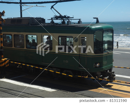 1000 series train and sea passing through Enoden "Kamakura High School Mae No. 1 crossing" 81311590