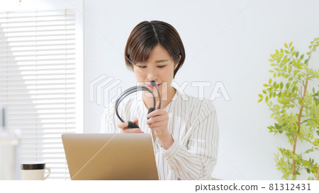 Young woman telework headset Young woman telework headset 81312431