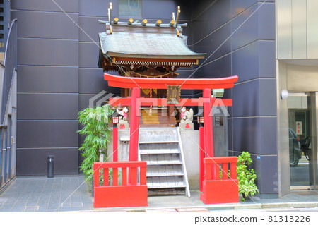 東京都中央區 2 丁目八重洲伏見稻荷神社 2 丁目八重洲南町會豎立八重洲和京橋守護者商業繁榮 東京都中央區 2 丁目八重洲伏見稻荷神社 2 丁目八重洲南町會豎立八重洲和京橋守護者商業繁榮 81313226