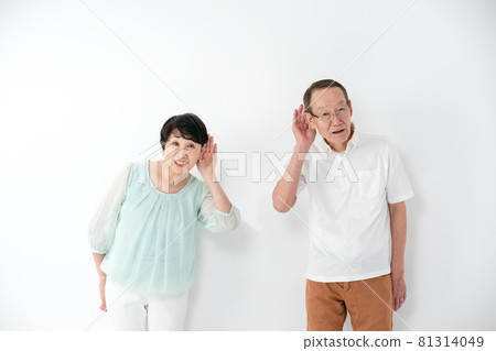 Senior couple deafness cannot be heard Senior couple deafness cannot be heard 81314049