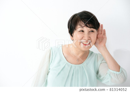 Senior woman deafness hearing 81314052