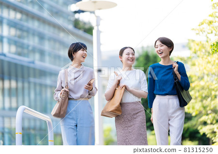 3 business women walking, chatting 81315250