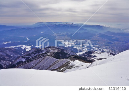 Mt. Ryozen and Mt. Fujiwara from the summit of Mt. Ibuki in winter Mt. Ryozen and Mt. Fujiwara from the summit of Mt. Ibuki in winter 81316410