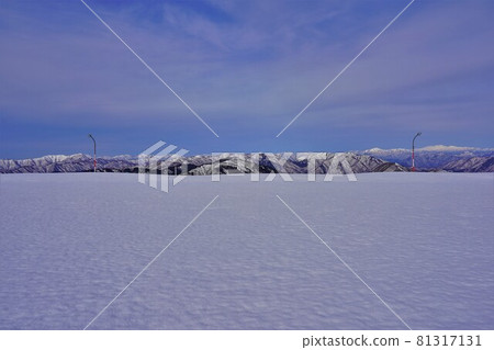 Northern Alps from Ibukiyama Driveway parking lot in winter 81317131