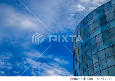 Tokyo blue sky and building 81317752
