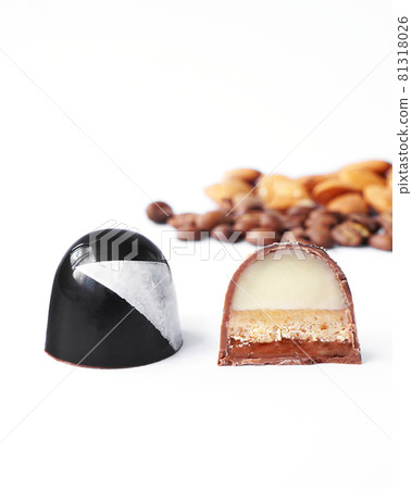 Black chocolate and cutaway candy. Coffee and almond filling Black chocolate and cutaway candy. Coffee and almond filling 81318026