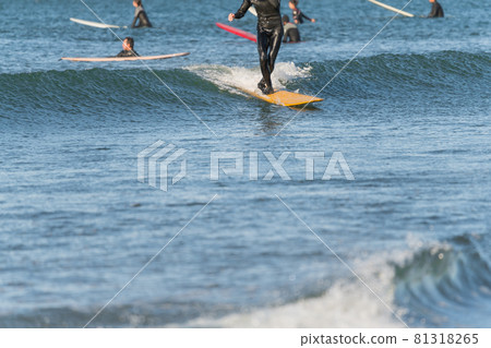 [Surfing in a spring storm with strong winds] 81318265