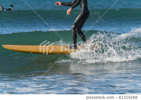 [Surfing in a spring storm with strong winds] 81318266