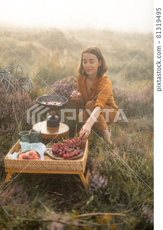 Woman travel making breakfast in the mountains 81319495
