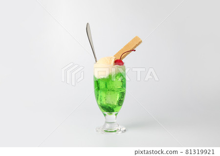 甜瓜蘇打冰淇淋飲料白色背景 81319921