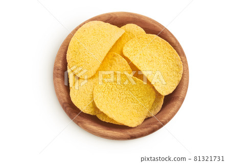 Potato chips in wooden bowl isolated on white background with clipping path and full depth of field. Top view. Flat lay. 81321731