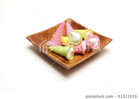 White background candy on wooden tableware 81321919