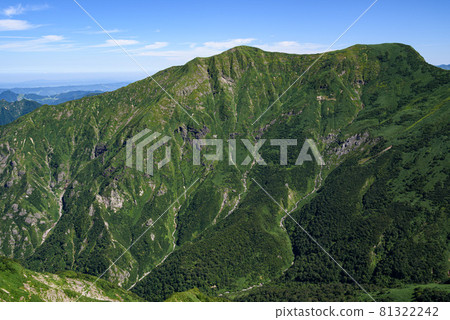 Summer mountain ridge, Tanigawa mountain range Shigekuradake and Ichinokuradake 81322242