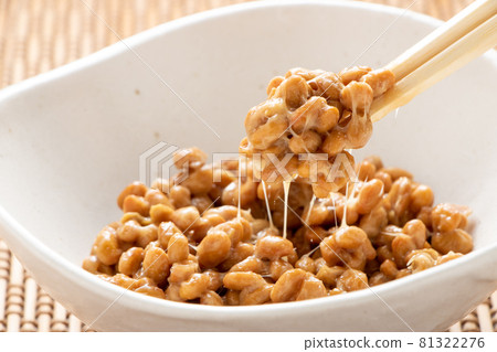 Raise natto chopsticks. 81322276