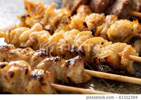 各種各樣的雞肉串和烤雞肉串（加鹽）。 81322304