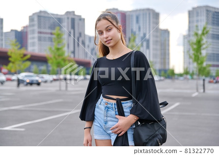 Single portrait of beautiful smiling fashionable teenage girl 81322770