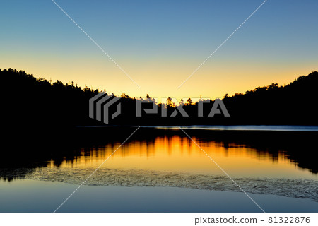 日本最高的湖泊北八岳原始森林中的白駒池日出 81322876