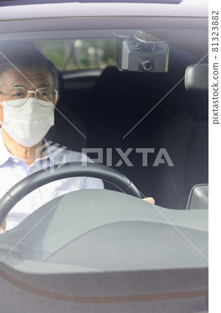 高級駕駛汽車與行車記錄儀 81323882