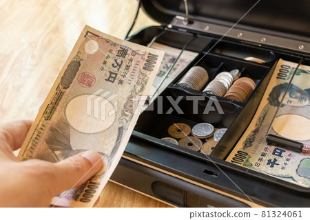 Take money out of the safe Take money out of the safe 81324061