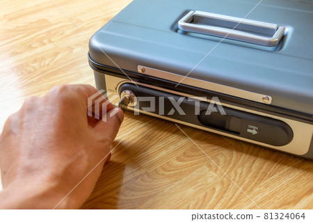 Turn the key of the hand-held safe 81324064