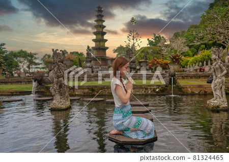 Woman praying in Bali 81324465