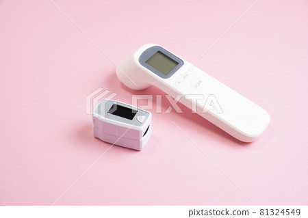 粉紅背,脈搏血氧儀和溫度計 粉紅背,脈搏血氧儀和溫度計 81324549