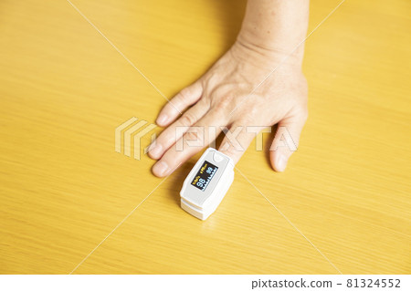 右手拿著脈搏血氧儀 81324552