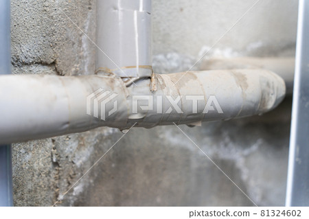 Water leak in water pipe Water leak in water pipe 81324602