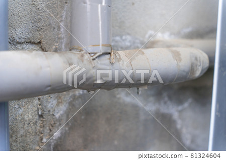 Water leak in water pipe 81324604