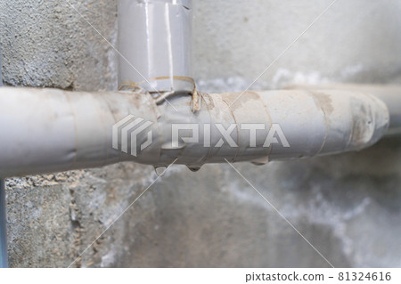 Water leak in water pipe 81324616
