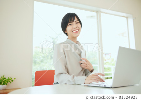 在辦公室使用智能手機的女商人 在辦公室使用智能手機的女商人 81324925