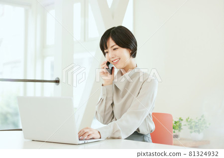 Business woman using a smartphone in the office Business woman using a smartphone in the office 81324932