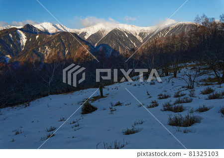 從夜叉神谷看雪雲在舞動的白峰三山 從夜叉神谷看雪雲在舞動的白峰三山 81325103