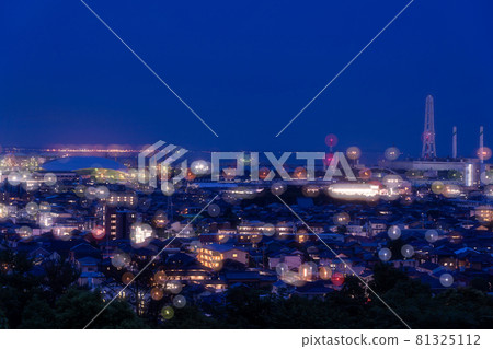 三重縣四日市市從樽坂公園看四日市港的夜景比較明亮的構圖 三重縣四日市市從樽坂公園看四日市港的夜景比較明亮的構圖 81325112