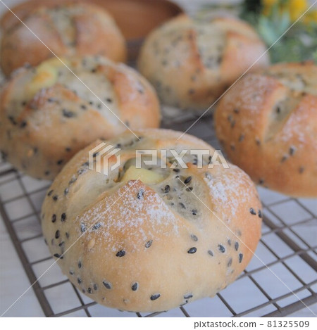 自製新鮮出爐的芝麻芝士麵包 81325509
