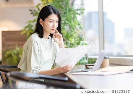 商業場景:在共享辦公室工作的女性圖片合作:WEEK Shibadaimon(Sun Frontier Fudousan) 商業場景:在共享辦公室工作的女性圖片合作:WEEK Shibadaimon(Sun Frontier Fudousan) 81325527